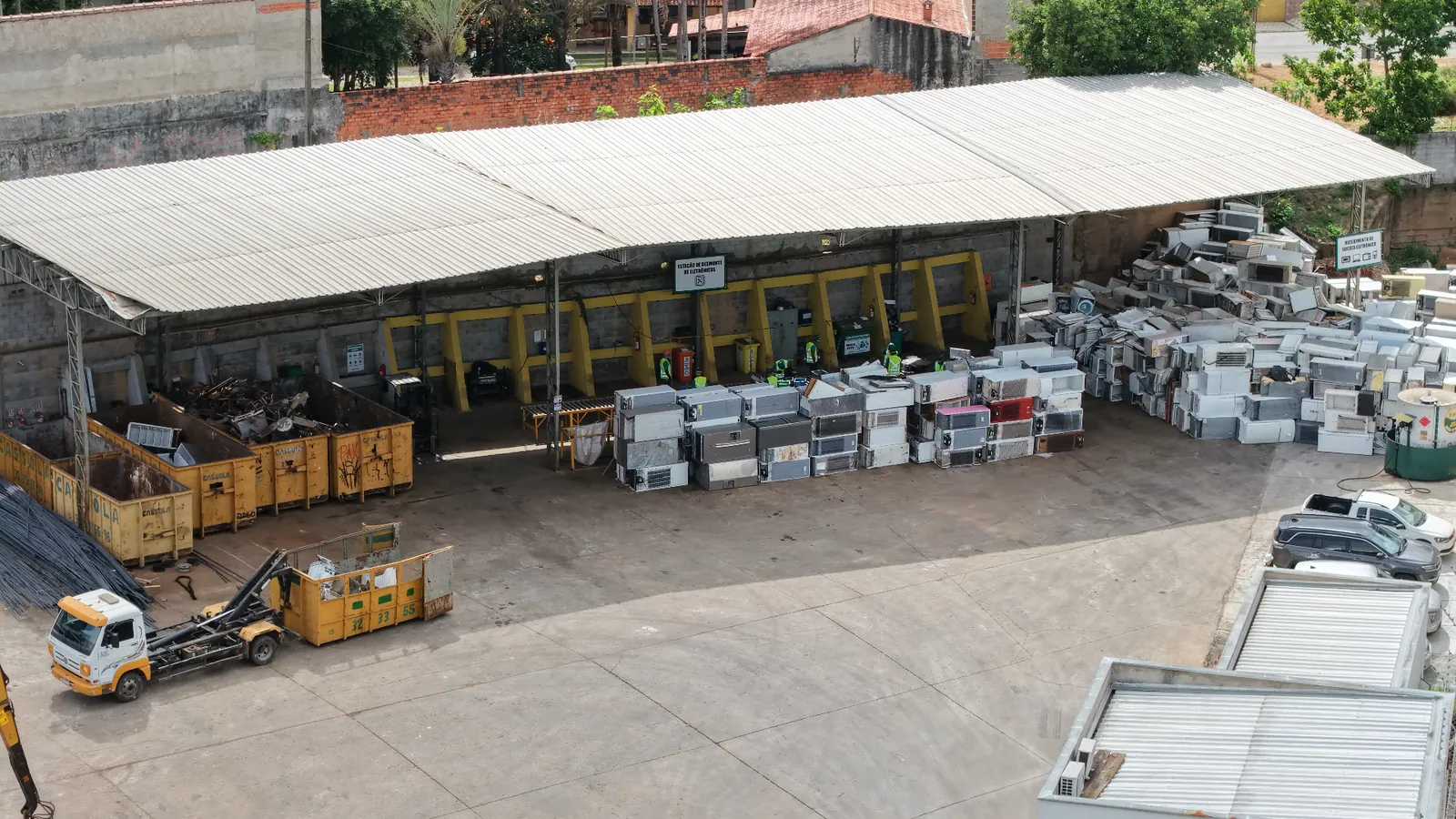 Vista aérea do pátio e estação de desmonte de eletrônicos da Cassola Ambiental