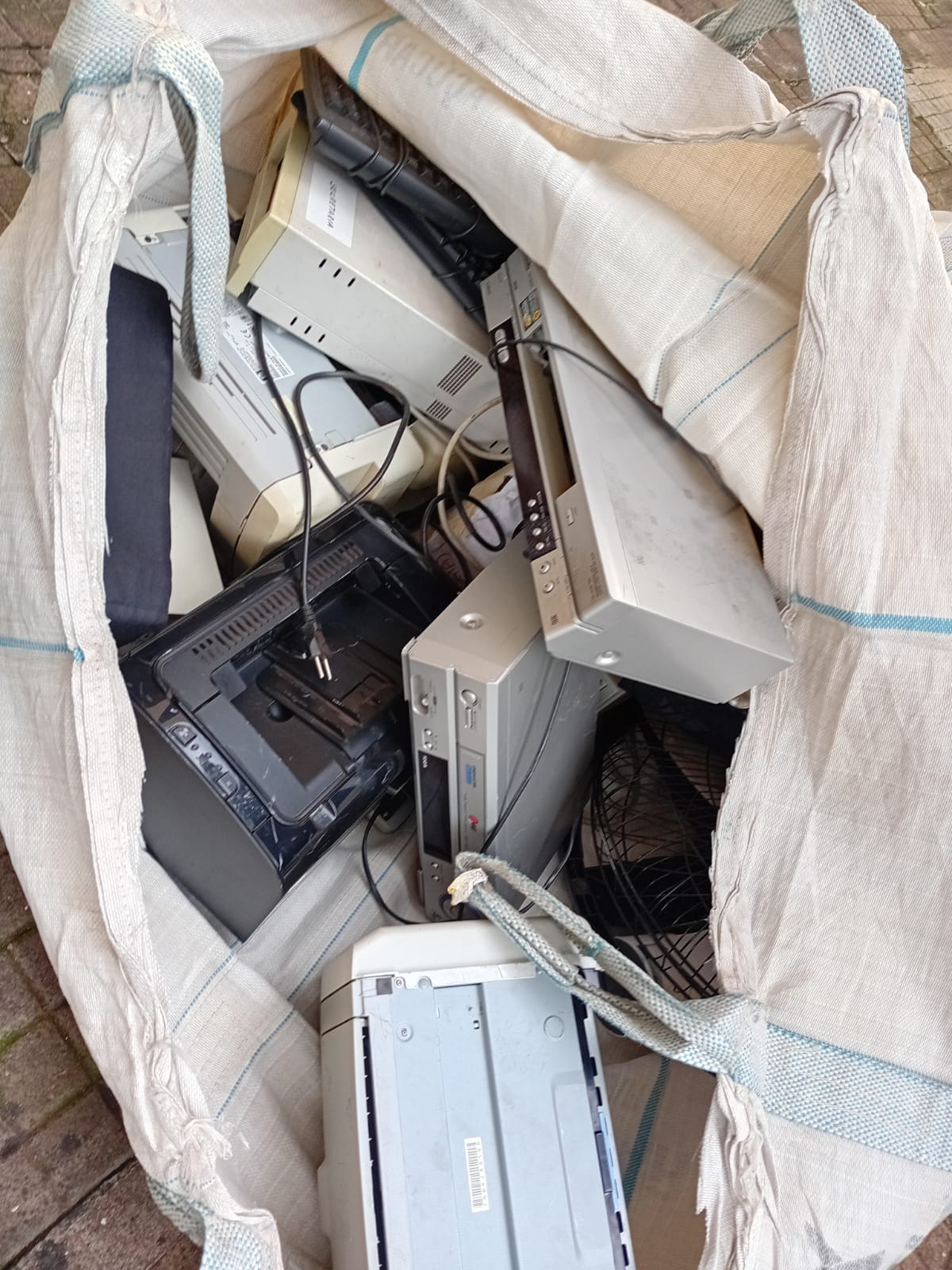 Moradores entregando eletrônicos no condomínio
