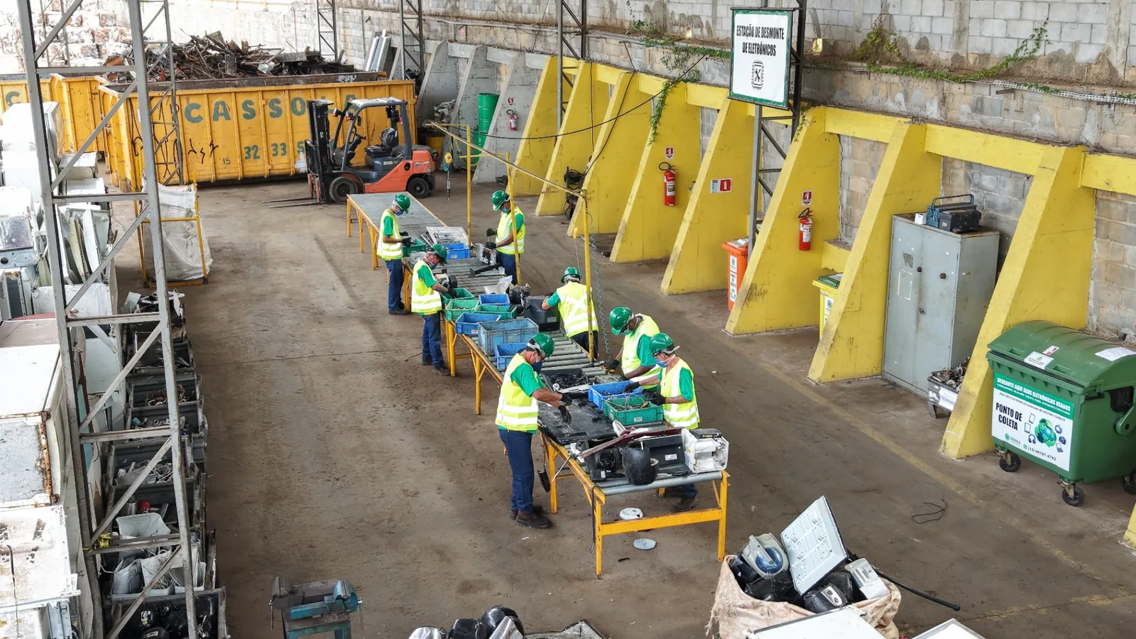 Estação de desmonte de eletrônicos com equipe da Cassola Ambiental em operação